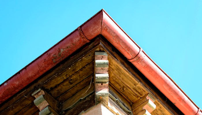 Intervention sur chenaux, gouttières et descentes de toit